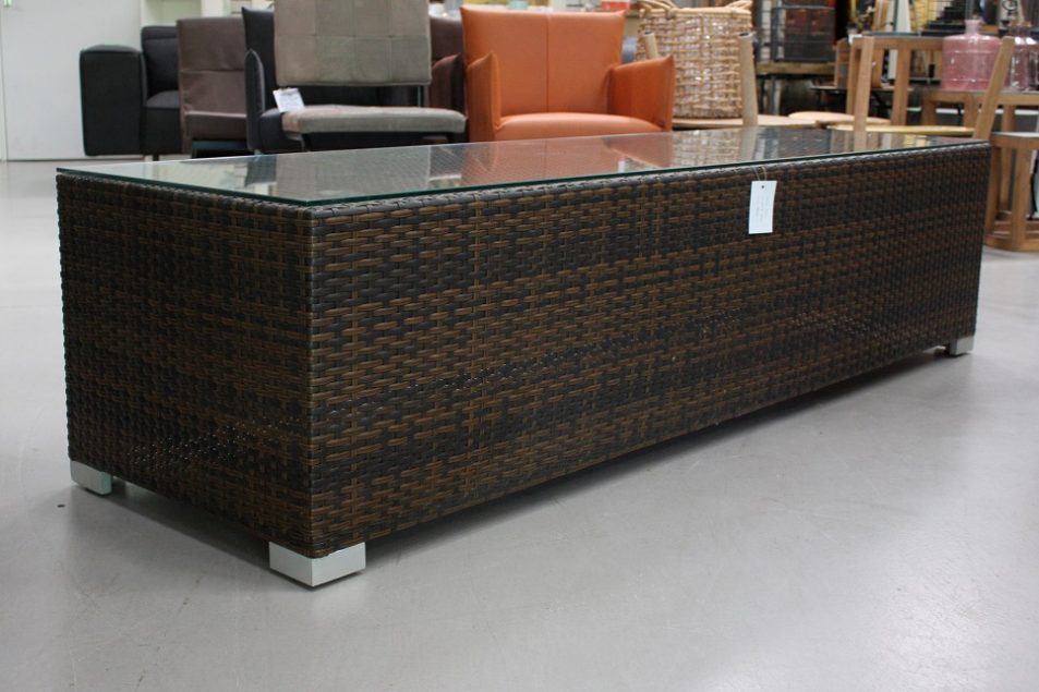 3 lange salontafel bruin wicker glasplaat afscheiding horeca terras hal54