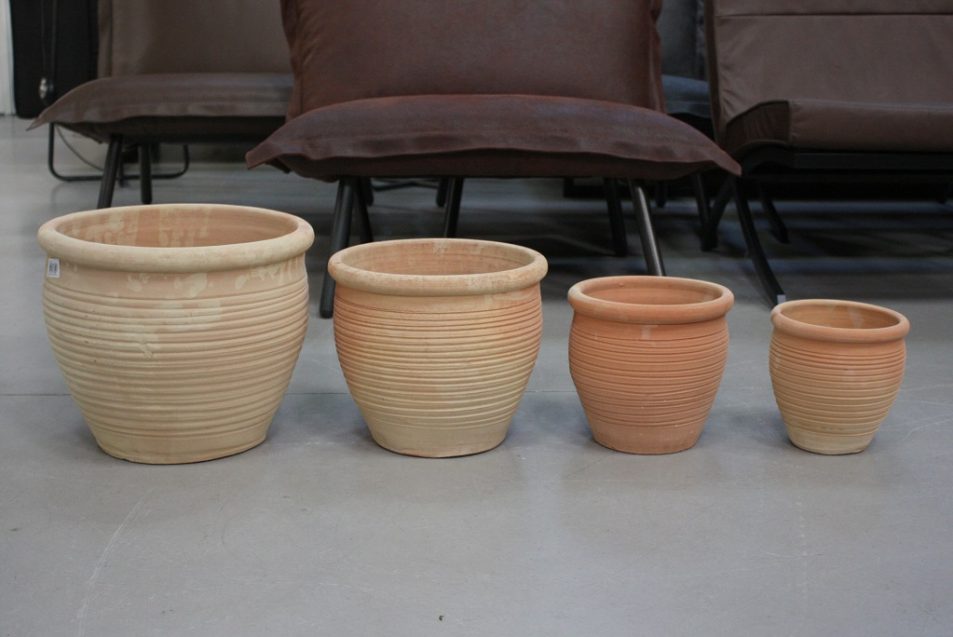 29 set van 4 ronde terracotta bloempotten €29.50 budget hal54