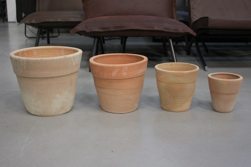 29g set van 4 ronde terracotta bloempotten €29.50 budget hal54