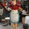 11 massief houten beeld vrouw serveerster heldere kleuren vintage oud levensgroot hal54