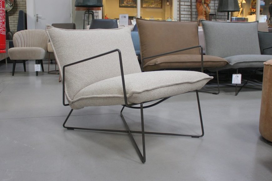 12 fauteuil Earl jess design Tries sand zandkleur armleuningen metaal stof hal54