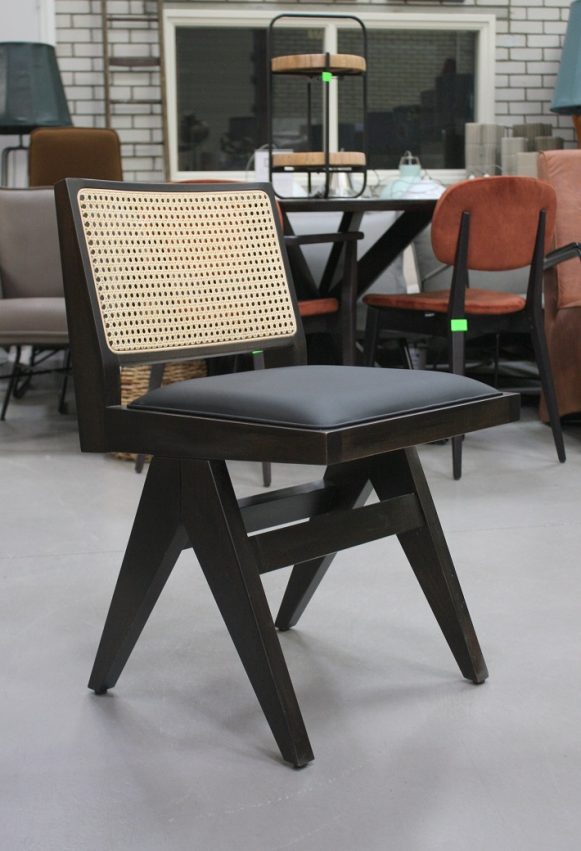 99 eetkamerstoel hout leer webbing design armleuning Pierre jeanneret zwart Cassina hal54