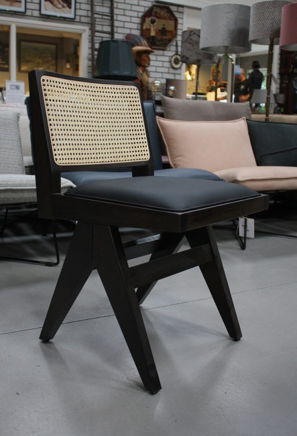 99 eetkamerstoel hout leer webbing design armleuning Pierre jeanneret zwart Cassina hal54