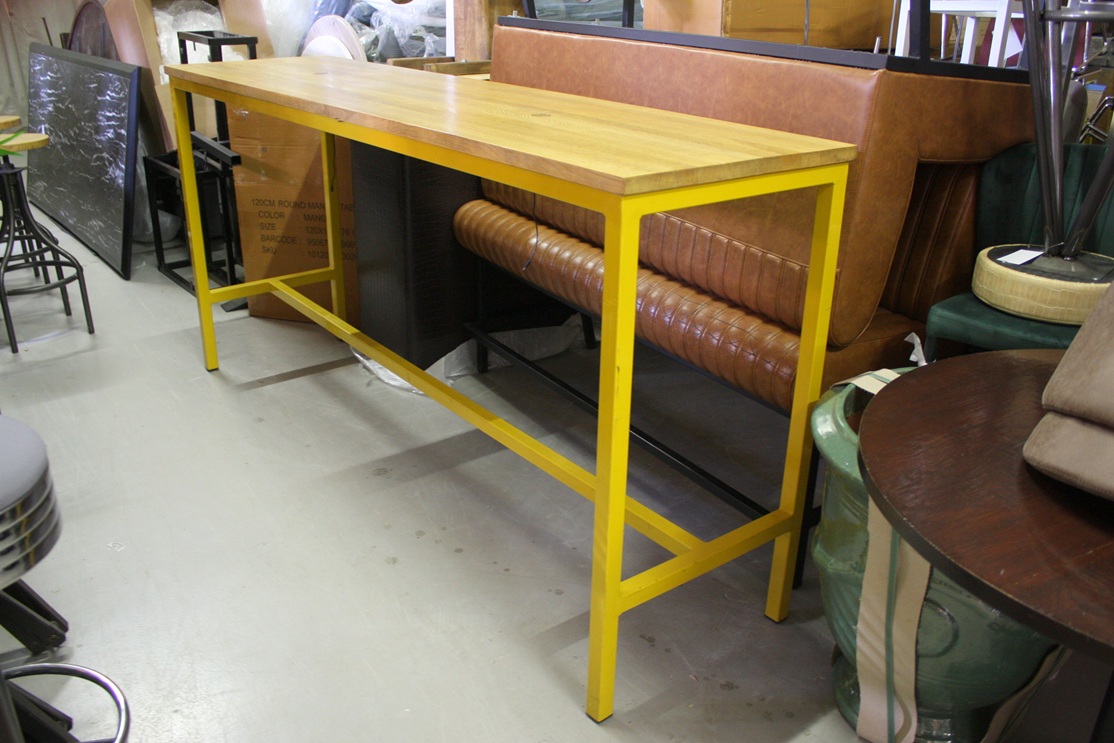 Bartafel metaal en hout 230 x 60 cm.
