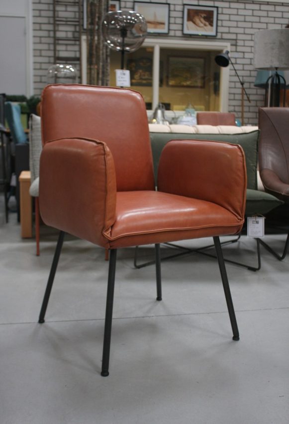 2e eetkamerstoelen Shuffle Jess design met armleuingen leer bruin cognac hal54