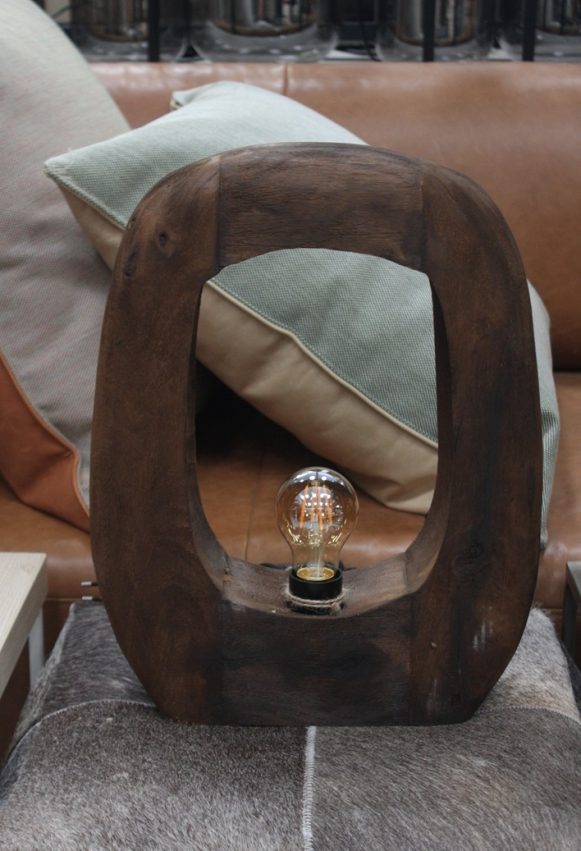 109 tafellamp kelafo light en living donker hout hal54